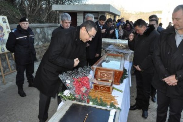 La mănăstirea Sfântului Andrei din judeţul Constanţa, premierul Ponta a stat la coadă să intre în peşteră, iar Mazăre a fost asaltat de fani